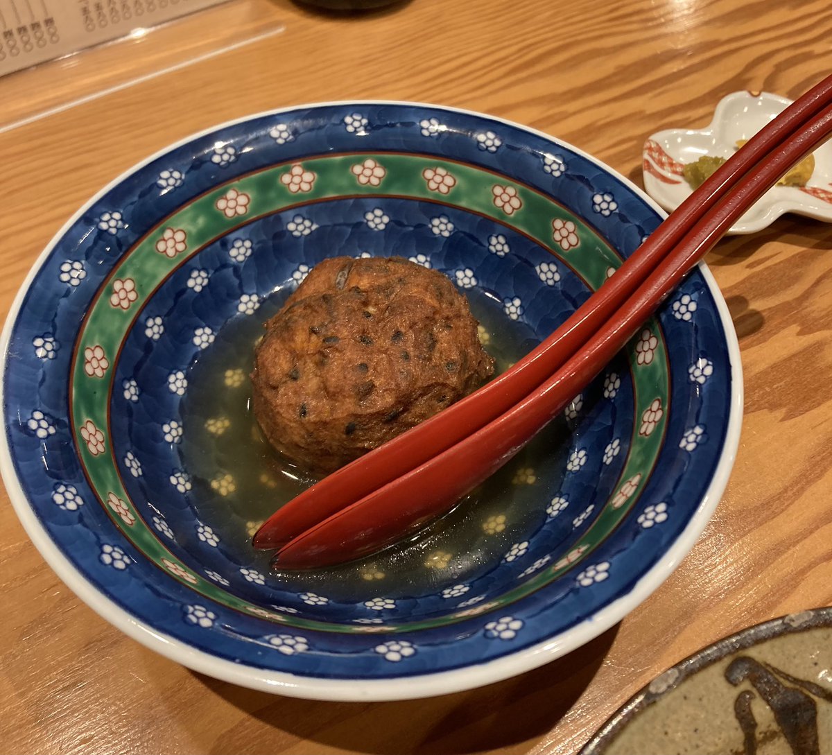 5su1EceDNDljdb6's tweet photo. 大阪・本町のふぐ料理屋さん『玄品』さんの１階カウンターにて、おでんをいただきました😋
3月になってからの冷え込みは厳しく感じますね😑
こちらのお店では、カウンター限定でふぐのお出汁のおでんがいただけます🍢
色々な種類のなかで特に好みだったものは、大根とひろうすでした🤭 https://t.co/VguZalzjrm