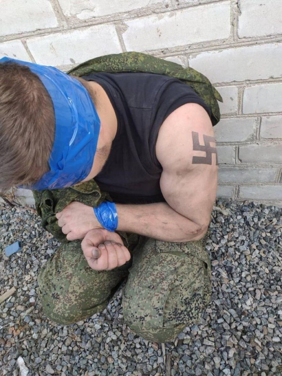 OLfnews's tweet photo. В плен к украинским военным попал ещё один русский антифашист, или как там они в России называются https://t.co/nRRcJ7IDDj