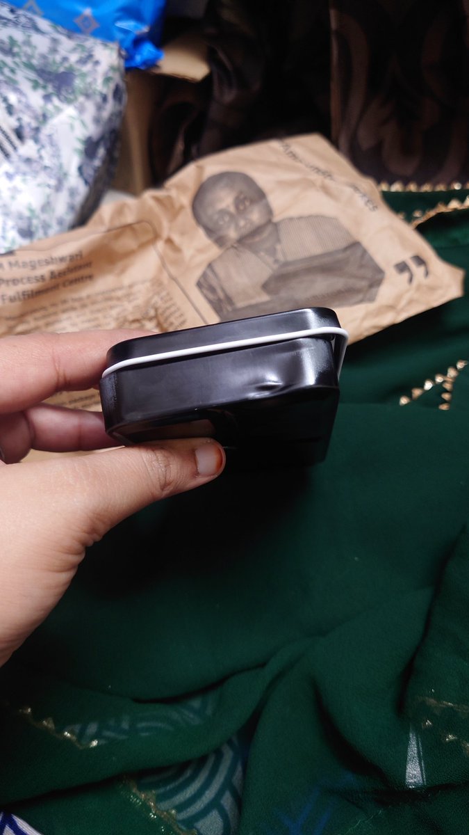 AngelMusfira's tweet photo. @AmazonHelp 

I ordered a watercolour ton box set and it came in absolutely pathetically  damaged condition. Please help in returning the item ASAP. https://t.co/ckusoW3Asd