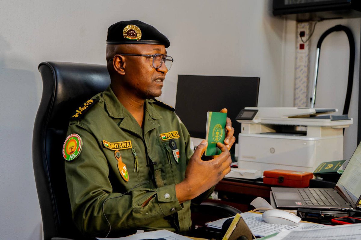AhmadouAtafa's tweet photo. 🇳🇪 Niger : le dispositif technique destiné à produire les nouveaux passeports AES et cartes d’identité biométriques est réalisé à 85 %, selon le ministère de l’Intérieur après une visite sur les sites du projet. La production devrait démarrer prochainement. #Niger #AES #Passeport https://t.co/M1Q3uBCoXJ