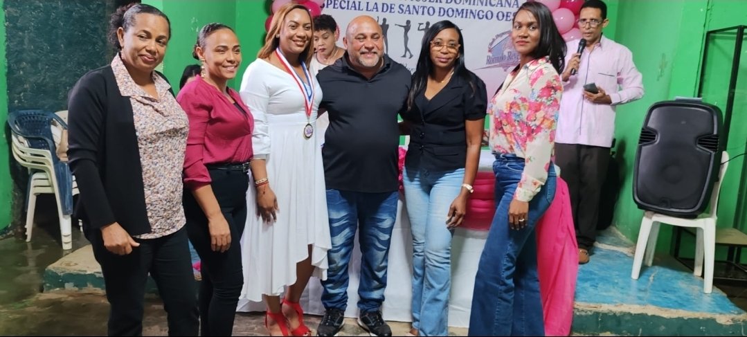 RuthDeLeonSDO's tweet photo. Hoy agradezco al Club Deportivo y Cultural Rómulo Reyes por el reconocimiento al Mérito de la Mujer Ejemplar.
Lo comparto con todas las mujeres de la República Dominicana, especialmente con las valientes mujeres de Santo Domingo Oeste.
Ruth E. De León
#DíaInternacionalDeLaMujer https://t.co/hzZy6cYFK1