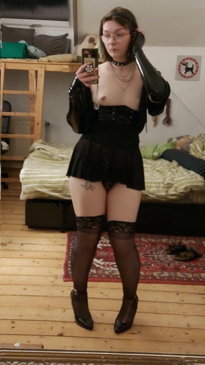 MAXXIEDAMAGE's tweet photo. chilling on Chaturbate again. Lets have some drinks and fun! https://t.co/rMzQzbhI8i