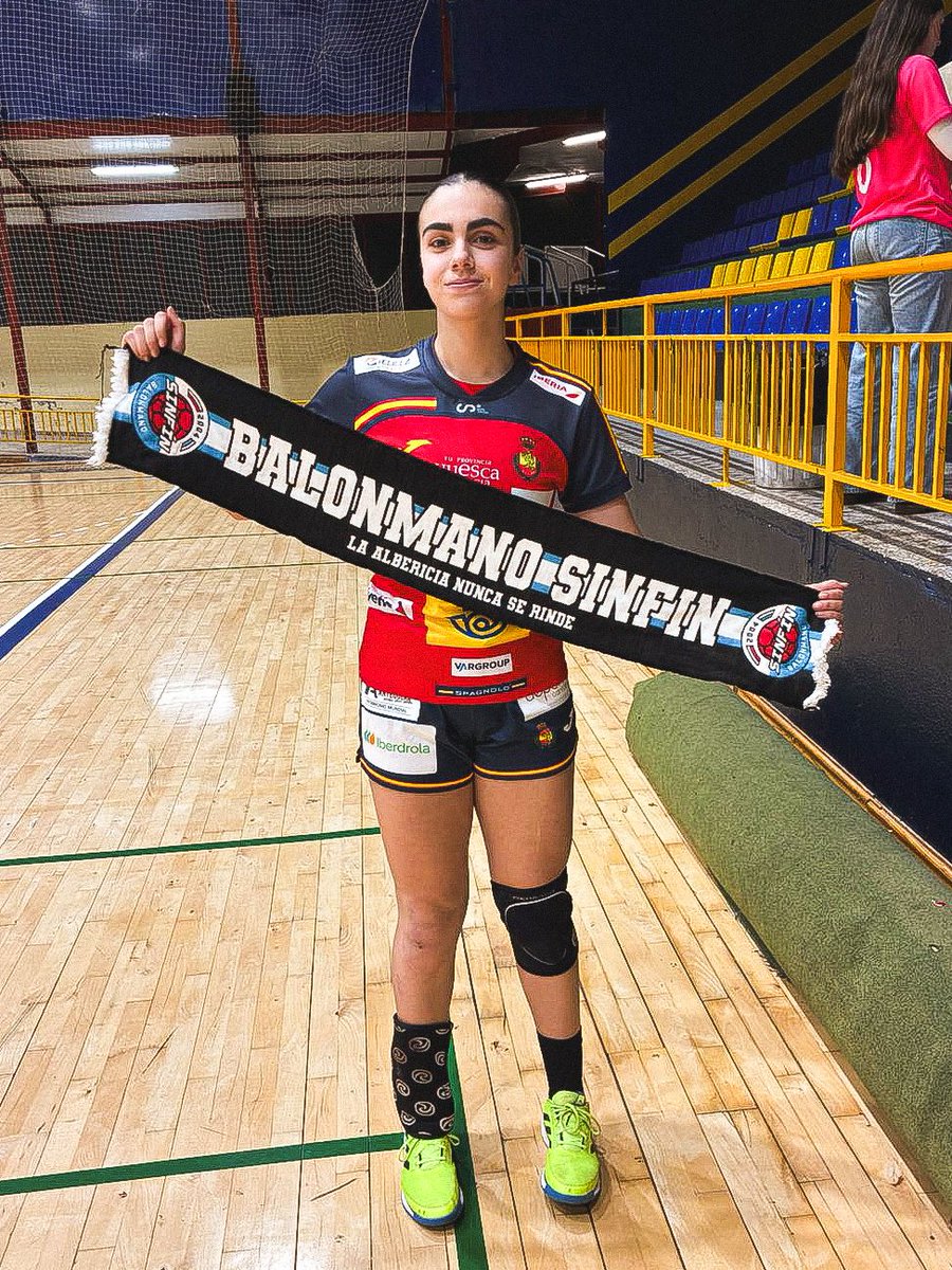 Foto para enmarcar 😍 así finaliza Paula su segundo amistoso frente a Eslovaquia 

Te queremos Pau, muy orgullosos de tu trabajo 🖤

⚫️🔵 #SinfínEsUnSentimiento #JuntasPorUnSueño