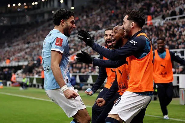 That third goal was absolutely wild 😜 WHAT A STRIKE, the whole stadium reacted at once.Even the referee looked like he enjoyed that one 😭