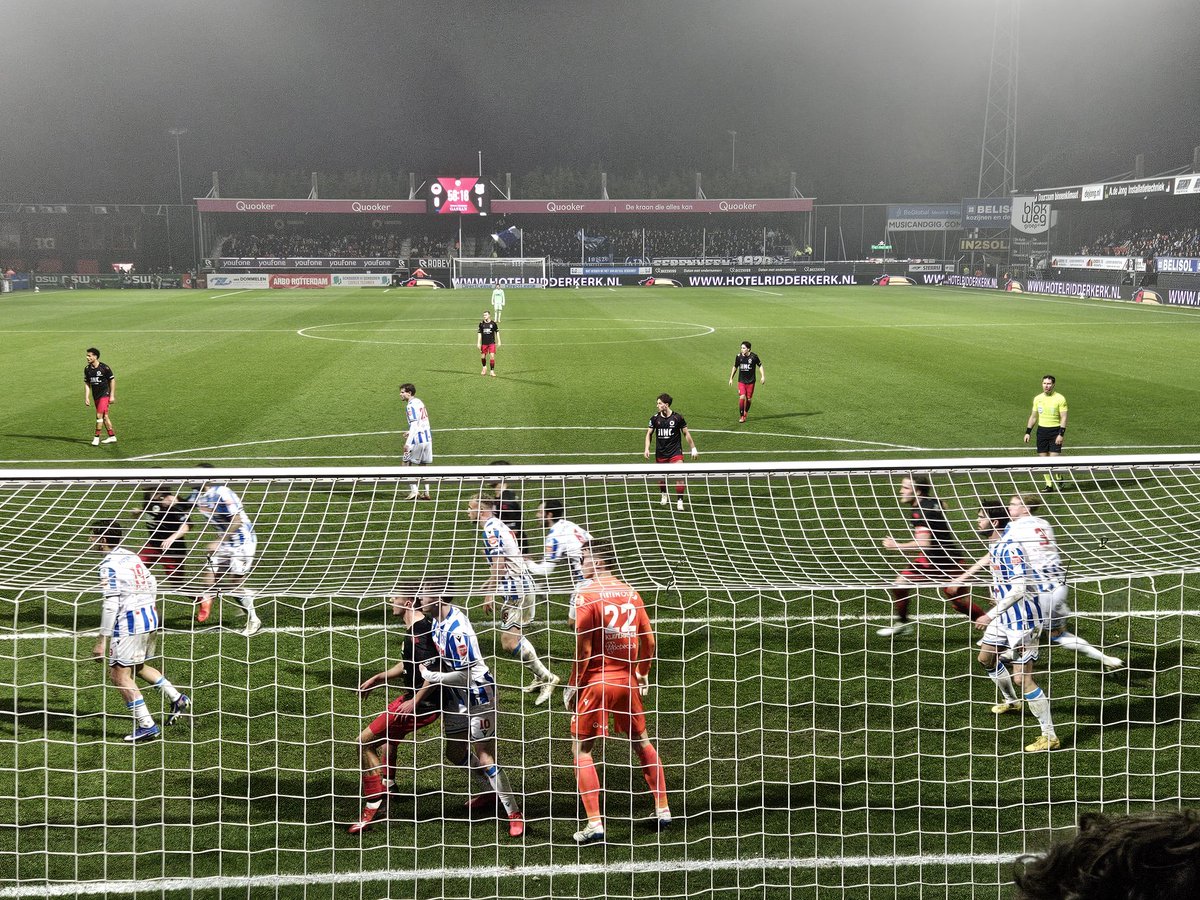 😡😡 En weer een voorspelbare uitslag en het standaard  pas wisselen bij 0-2 en vanaf de 70e minuut... om gestoord van te worden  #exchee