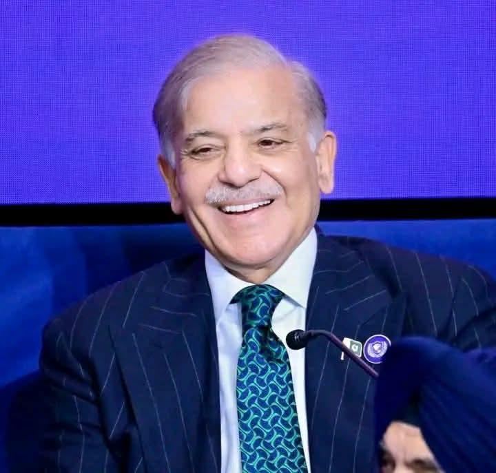 *جو پانچ لیٹر پٹرول ڈلوائے گا اُس سے ویڈیو کال پہ بات کروں گا*
PM of Patwaristan 👇🤪