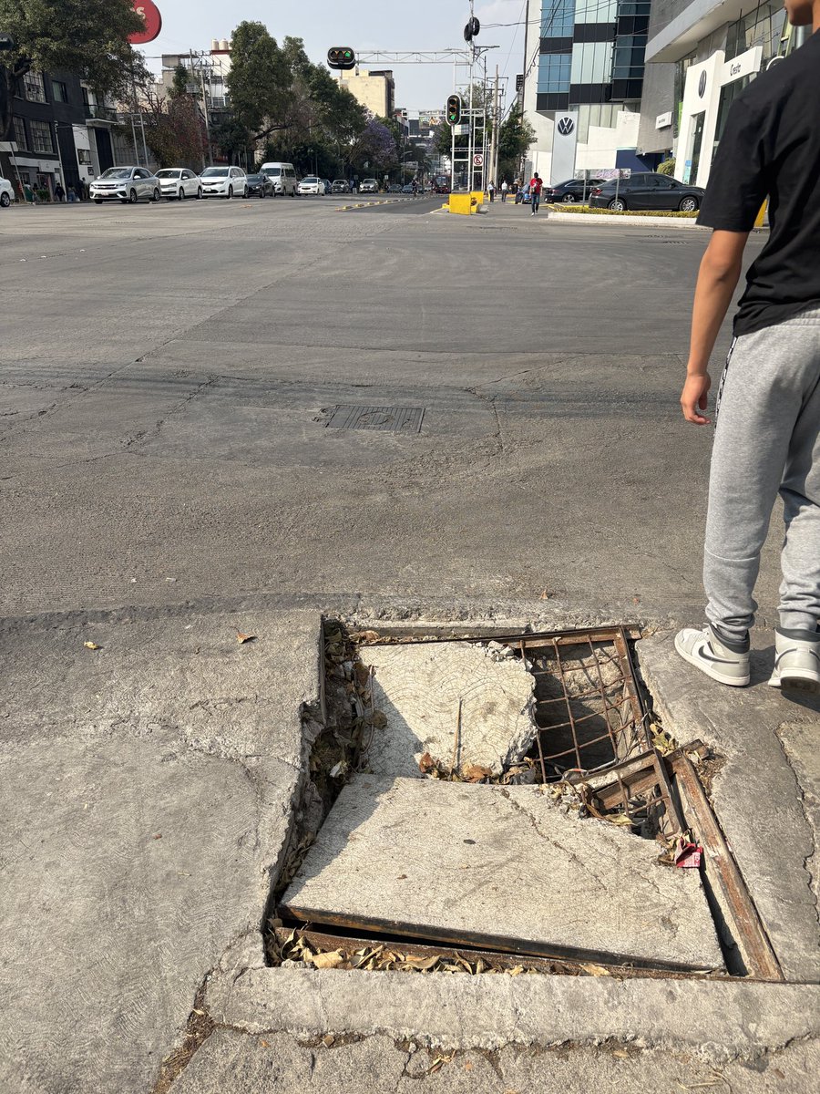 monerorape's tweet photo. Recomiendo arreglar esta tapa deteriorada ubicada en la esquina oriente de La Morena y Cuauhtémoc.  @BJAlcaldia  @SGIRPC_CDMX https://t.co/lWRABvu5es