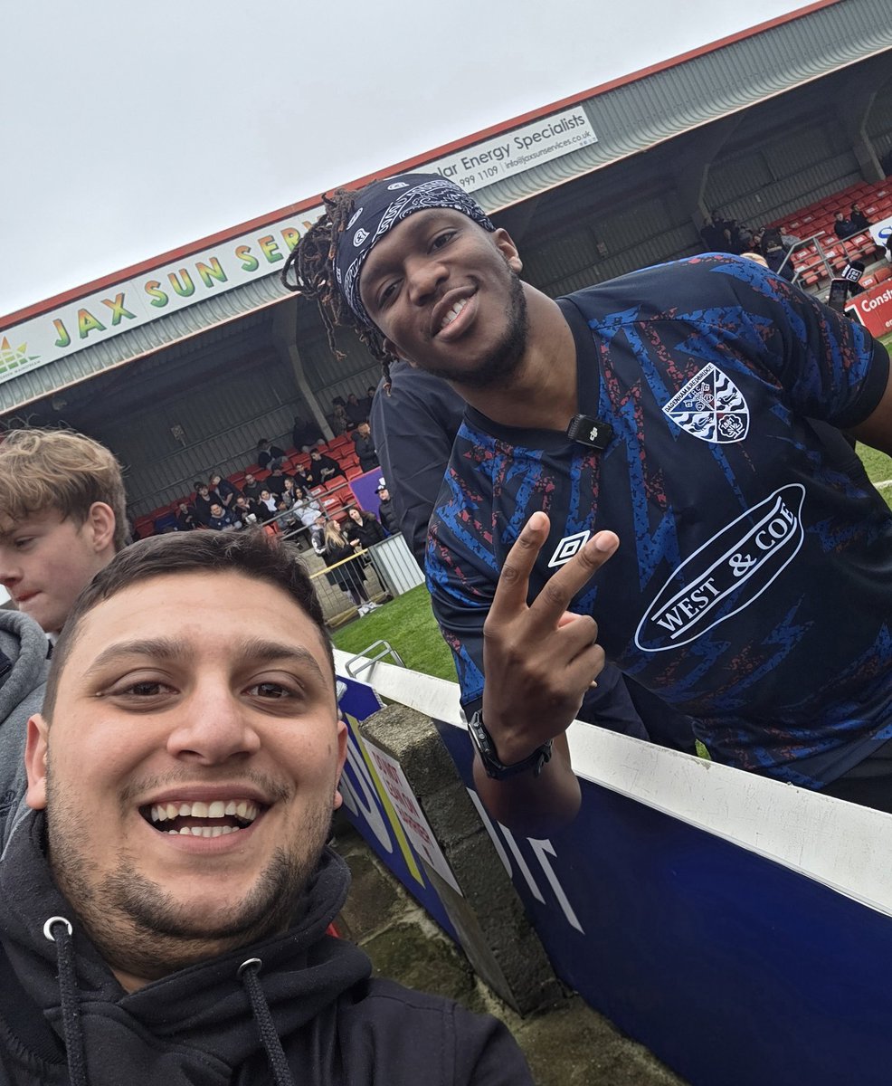 LifeofTurk97's tweet photo. Met @KSI today at my local @Dag_RedFC #KSI #Dagenham #Dagges #Dagenhamandredbridge #football #sidemen https://t.co/wWhNdcdHxu