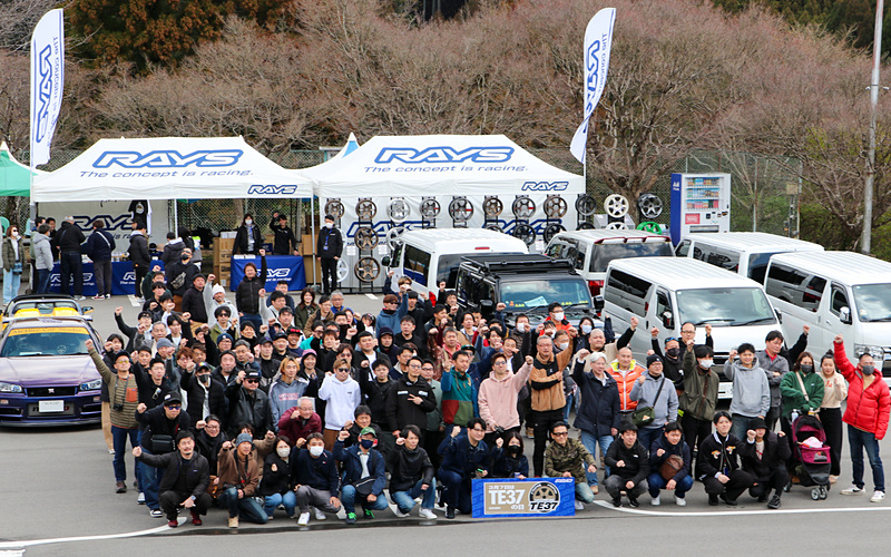 car_watch's tweet photo. レイズ「TE37の日ミーティング」初開催 約100台のTE37オーナーが京都嵐山-高雄パークウェイに集合！ https://t.co/NMgCBq8rTm #RAYS #TE37 #レイズ #TE37の日 https://t.co/dB0ZcsArza