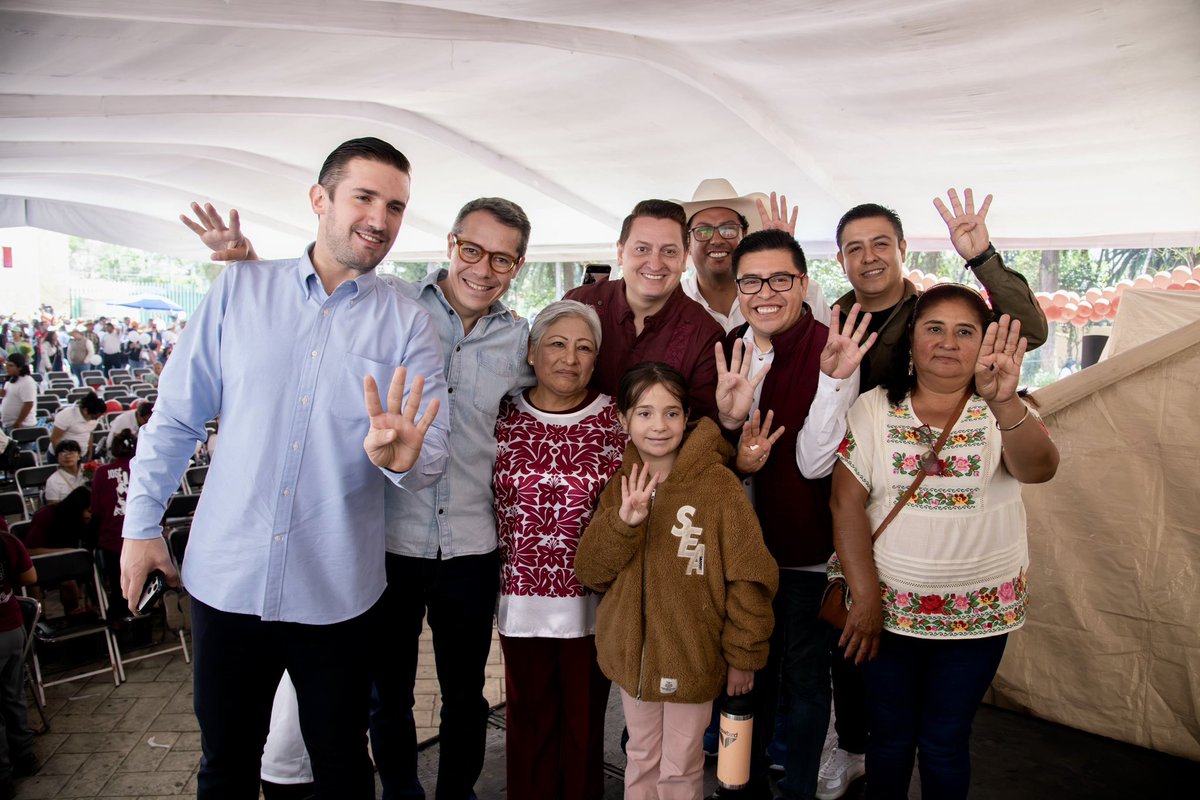 Alberto_Vanegas's tweet photo. Hoy acompañamos a nuestra amiga y diputada @juanamariajl en la presentación de su Primer Informe de Actividades Legislativas. Juana María no solo ha trabajado con compromiso desde el Congreso, también ha sido parte fundamental de la historia de nuestro movimiento como fundadora de Morena. Su trayectoria, su cercanía con la gente y su convicción por las causas del pueblo la convierten en una gran representante de Xochimilco y Tlalpan. Reconocemos su trabajo y su compromiso para seguir construyendo el Segundo Piso de la Transformación. ✨🇲🇽

#MorenaSigue
