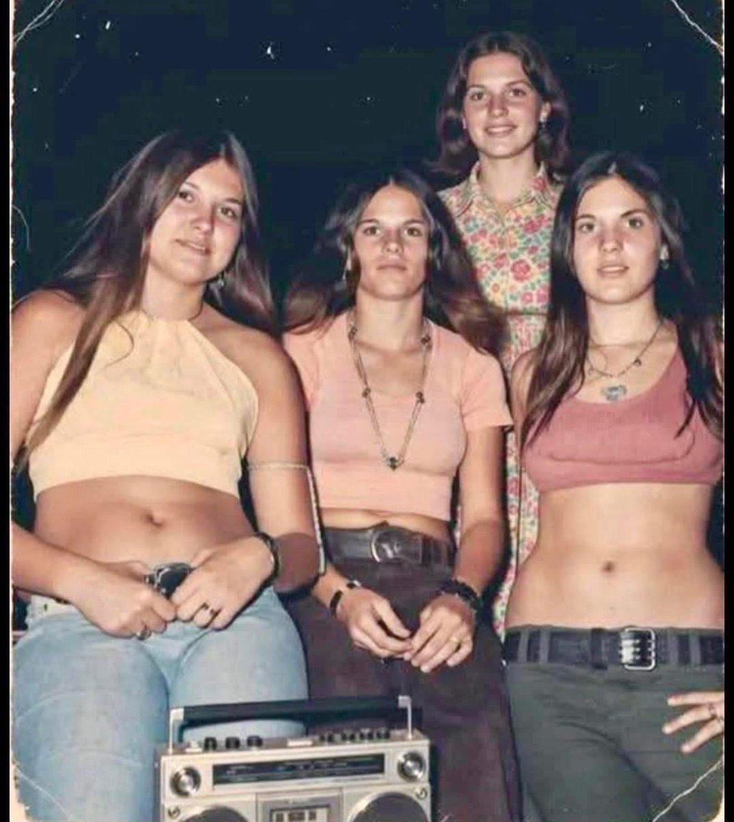 Las mujeres en los 80’s sin tatuajes, sin piercings y sin celulares 👇👇 

QUÉ OPINAN ?????