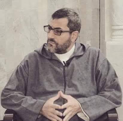 youtu.be/kKpM5H8tah4?is… le cheikh et docteur Shahruddin Qala de Batna et sa série de vidéo sur le rôle des crises dans la reconstruction de soi. Qu'Allah le préserve.