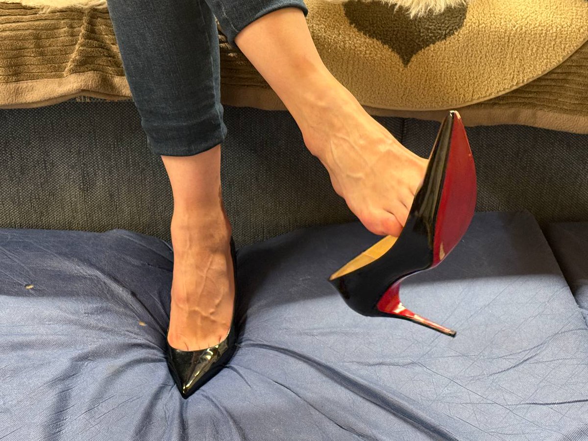 HannaYoo13's tweet photo. Always love to stand on soft things🤭

#heels #Highheels #Stilettos #Stilettoheels #heelsaddicted #heelsfetish #elegance #elegant #classy #classywomen #designerheels #redbottom #Louboutin #louboutinheels #mistress #cruel #trample #Trampling https://t.co/IjTKza5Rky