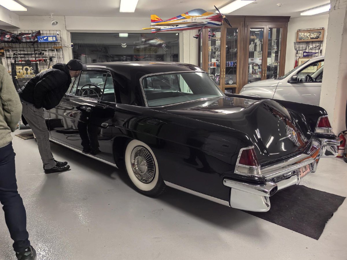 Visiting a client in the U.S., he warmly invited us to tour his brother's home, where we saw a garage more impressive than any auto show.
1924 vintage cars
Classic cars
Luxury cars