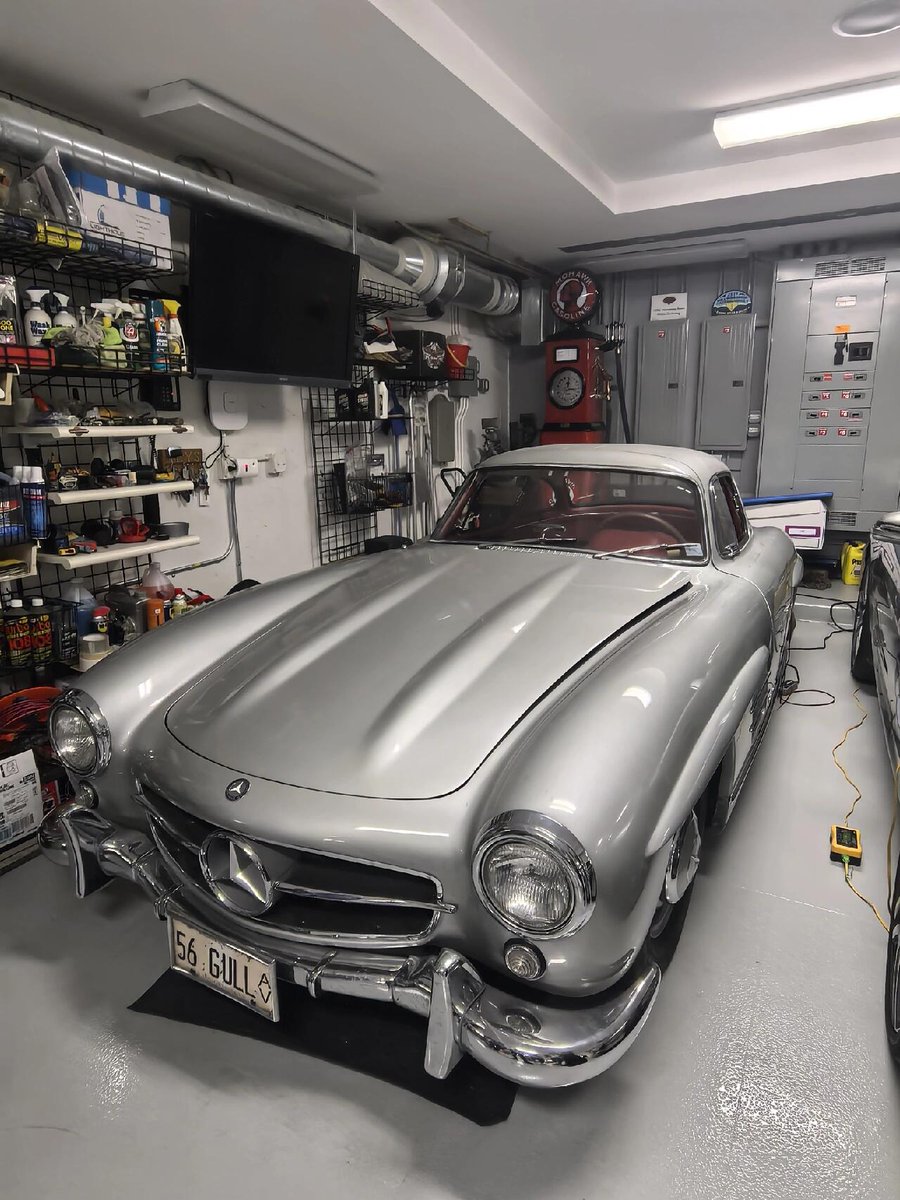 Visiting a client in the U.S., he warmly invited us to tour his brother's home, where we saw a garage more impressive than any auto show.
1924 vintage cars
Classic cars
Luxury cars