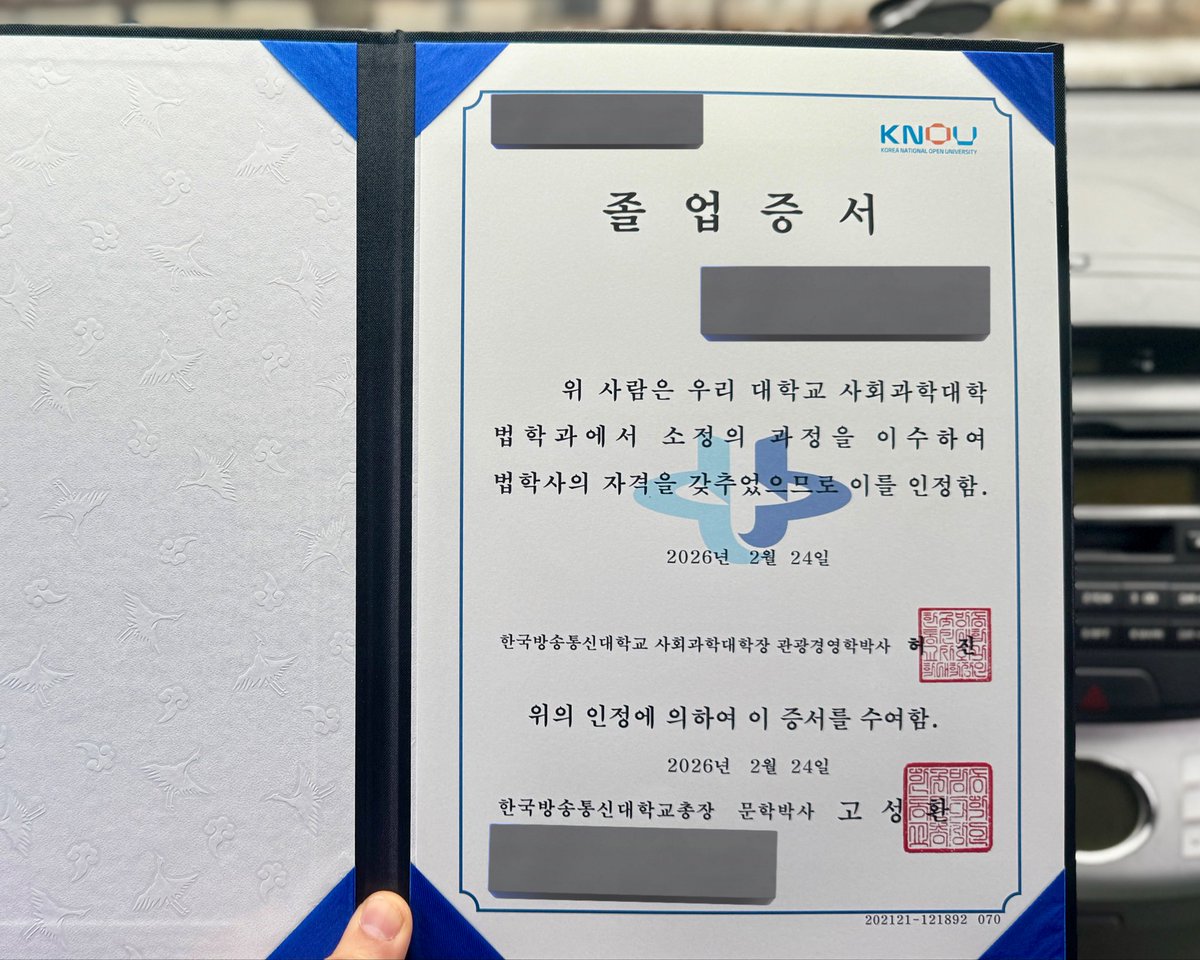 _DH2D's tweet photo. 아주 최신근황

4년 6개월만에 졸업 https://t.co/e1eWqcHgun