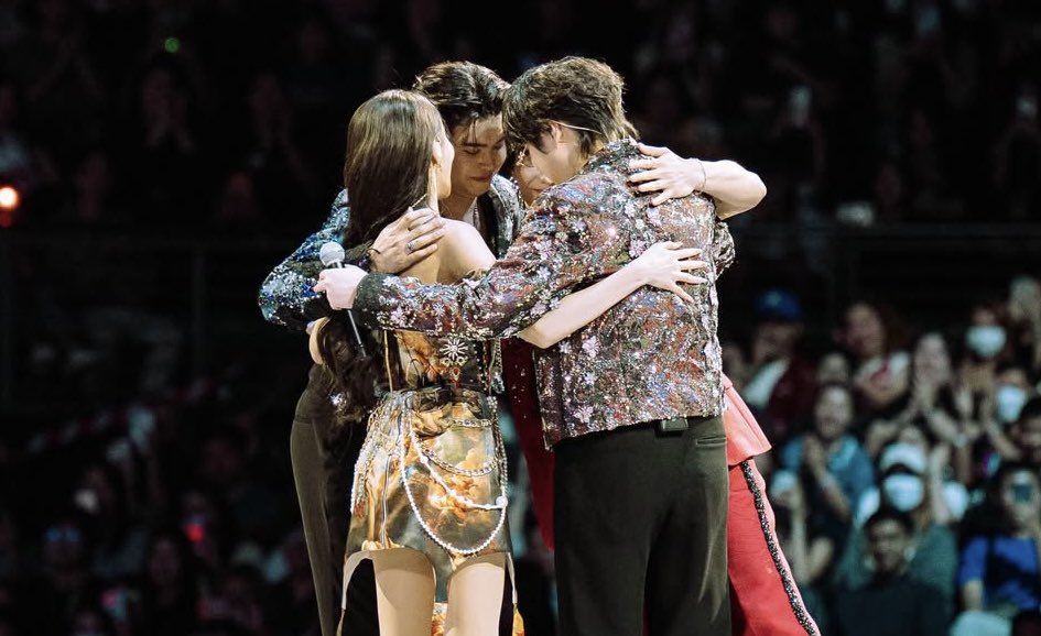Bonusschnp's tweet photo. คือชั้นชอบเสียงร้องกลุ่มนี้ที่สุดในประเทศ!  ทำโปสเตอร์ให้กลุ่มนี้มามากกว่าล้านครั้ง เคมีบันเทิงมากกกกก   ไม่ต้องสืบว่าเมื่อคืนฟูลฟิลแค่ไหนที่รวมทีม ตื่นมาแล้วยังสุขค้างที่หน้าอยู่ 5555   รอบหน้า 5 เทพเซียนต้องได้เห็น! 

#BOWKYLION #KARAWACONCERT 
#thetoys #nonttanont #JeffSatur https://t.co/cC5MxYvVfl