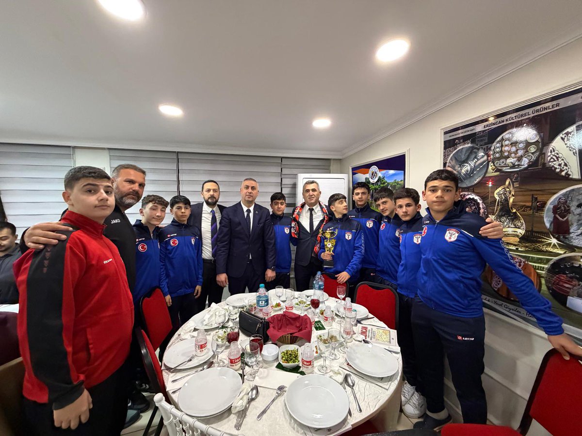 Zafermhp24's tweet photo. Erzincan Kültür ve Eğitim vakfı (EKEV)
Düzenlemiş olduğu iftar programında kımetli Hemşerilerimiz ile bir araya Geldik…

Güzel Erzincan 🇹🇷
#Erzincan https://t.co/rzMOYDhnqk