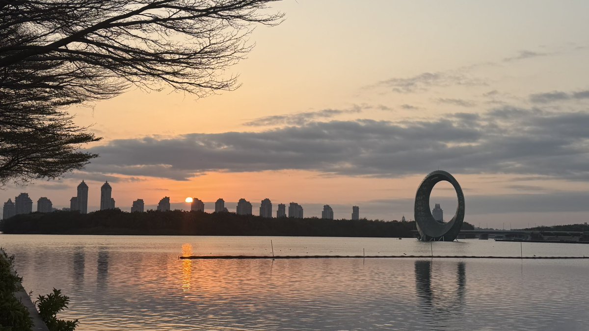 ApingSun's tweet photo. Sunrise in Jimei Xiamen, near the company. https://t.co/NTz66LfZ4G