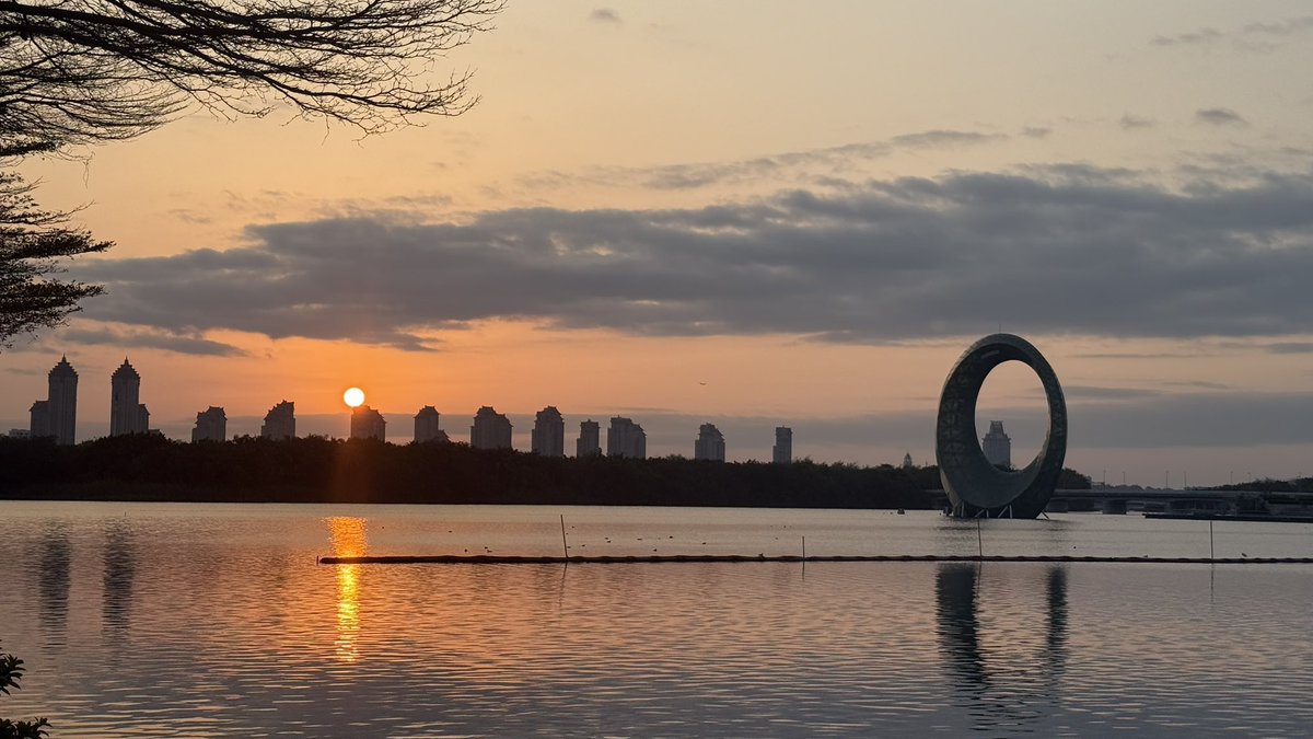 ApingSun's tweet photo. Sunrise in Jimei Xiamen, near the company. https://t.co/NTz66LfZ4G