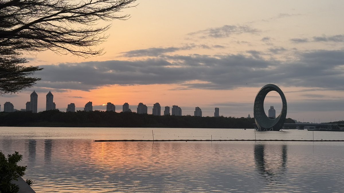 ApingSun's tweet photo. Sunrise in Jimei Xiamen, near the company. https://t.co/NTz66LfZ4G