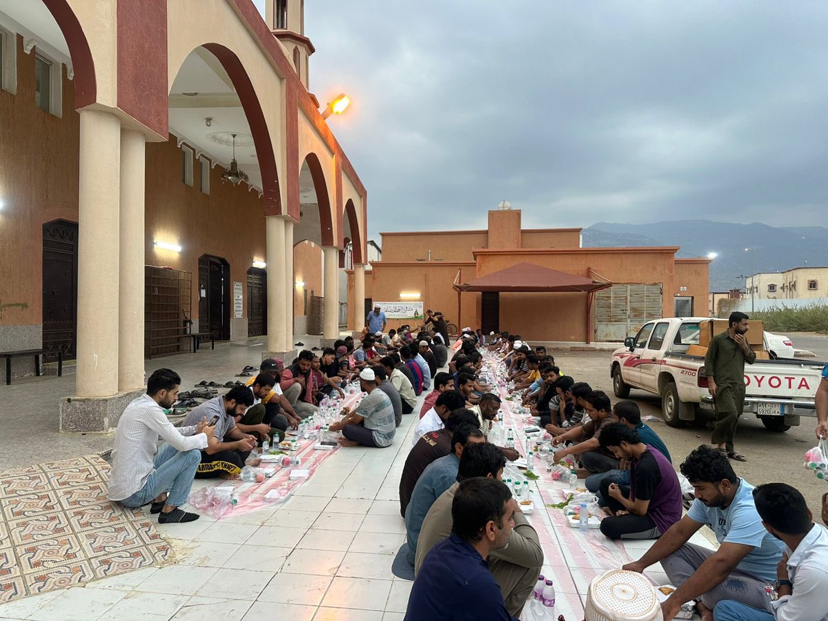 DawaArda's tweet photo. قال رسول الله ﷺ:
“من فطّر صائمًا كان له مثل أجره، غير أنه لا ينقص من أجر الصائم شيء.”

في هذه الأيام المباركة من العشر الأواخر من رمضان تواصل جمعية مآثر تفطير الصائمين يوميًا.

✨ كن شريكًا في الأجر
وساهم في تفطير الصائمين.

#إفطار_صائم
#العشر_الأواخر
#تفطير_الصائمين https://t.co/VvQ6CaRX3P
