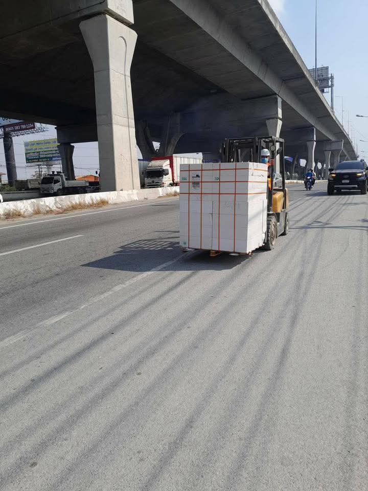 โฟล์คลิฟท์บริษัทจีนวิ่งบนถนนบางนาตราด นักธุรกิจจีนทำอะไรก็ได้ในประเทศไทย

ขอบคุณภาพจากแฟนรายการ #ตาสว่างกว่า