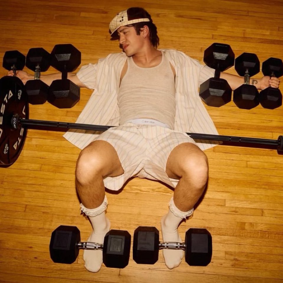 novafashionz's tweet photo. just finished a fic where shane gets fucked in this position #imsofull https://t.co/uGHVMryW4G