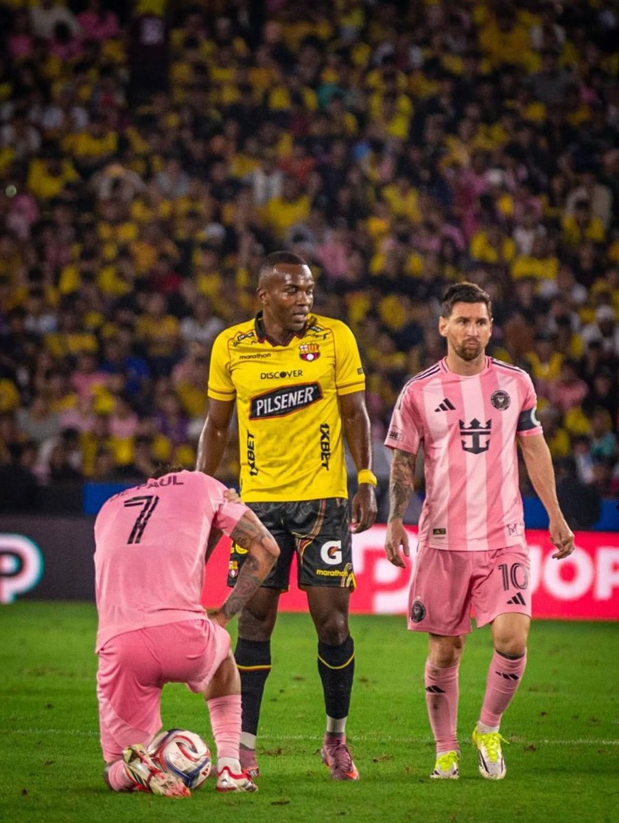 Cómo vas a sacar tu prime justo después de que toda la hinchada de Barcelona celebró tu partida y luego renegó con tu vuelta a pedido de Farias! 

Volvió en modo Aucas Campeón! 👏🏼💛