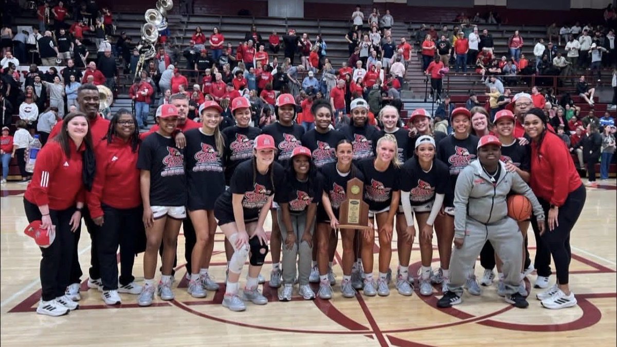 CoachChestnut16's tweet photo. The Champs are home!! 2 nets down 1 more to go! #RuppBound #GoCards #GRC https://t.co/FYQwLtsGOk
