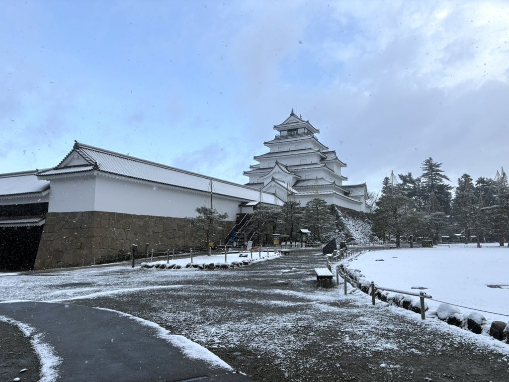 こんにちは！ 本日（3/8）の鶴ヶ城です🏯 久しぶりに辺りがうっすら