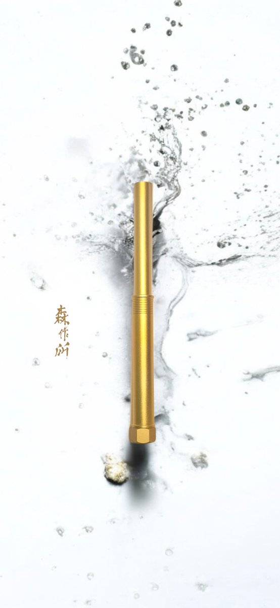 HandmadeSen's tweet photo. 器物には、まず人の目に触れる瞬間がある。
しかし時間は別の問いを残す。
この器物は、どれだけ長く人と共に過ごせるのか。
使われるたび、筆先は持ち主の角度を覚えていく。
形は似せられても、時間の痕跡は写せない。
器物が生きるのは、
見られた瞬間ではなく、
使われ続ける時間の中にある。 https://t.co/Z5F9f1Z84r