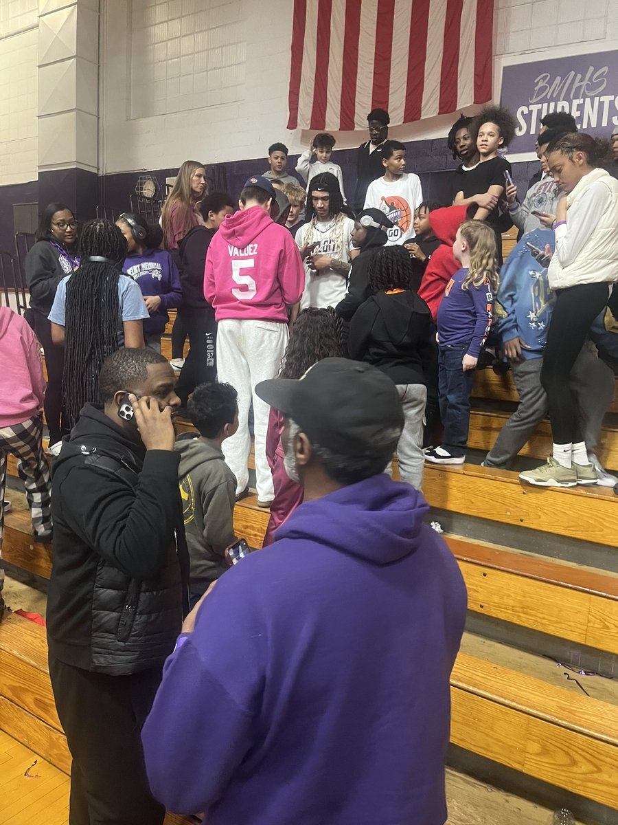 jflick1215's tweet photo. Somewhere in that scrum of middle schoolers and younger is Amare Hereford. For as much as 39 points is cool, giving these kids an IDEAL role model to look up to is really what it’s all about. Straight A student. Nicest kid around. He does everything right, on and off the court. https://t.co/J65dKPOGAn