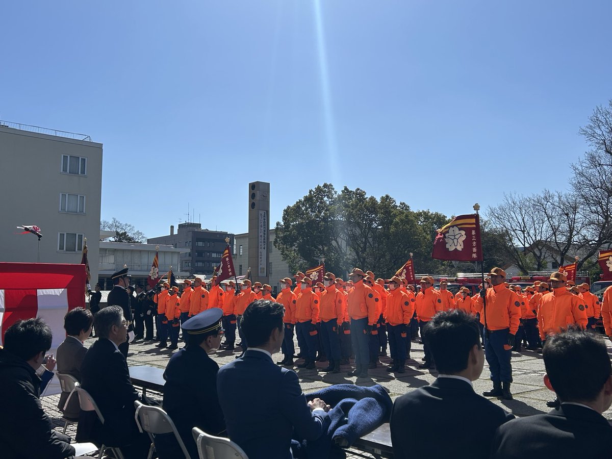 sakayanagi_hiro's tweet photo. 本日3/8)、市役所市民広場にて､令和7年度豊橋市消防団観閲式が時折り突風が吹くなか､盛大に開催されました。
　長年に渡り消防団活動にご功績のあった団員の方々に表彰状､感謝状が渡されました。
　本年度､消防団員として活動して頂いた団員皆さんに感謝いたします。
ありがとうございました。 https://t.co/8lovQE6PRp