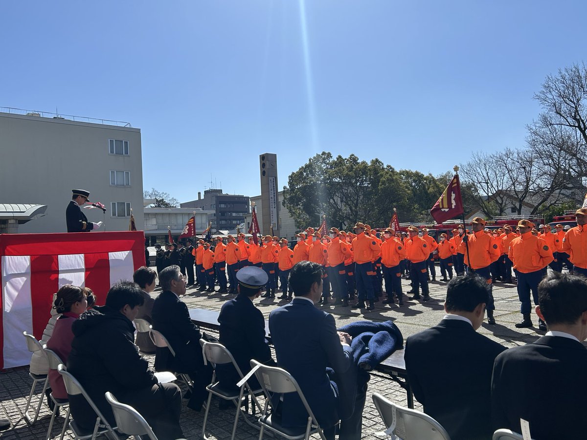 sakayanagi_hiro's tweet photo. 本日3/8)、市役所市民広場にて､令和7年度豊橋市消防団観閲式が時折り突風が吹くなか､盛大に開催されました。
　長年に渡り消防団活動にご功績のあった団員の方々に表彰状､感謝状が渡されました。
　本年度､消防団員として活動して頂いた団員皆さんに感謝いたします。
ありがとうございました。 https://t.co/8lovQE6PRp