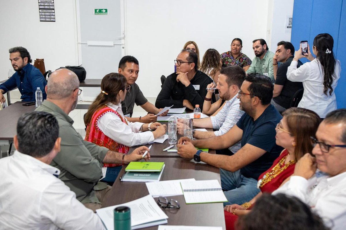 Ceccc_chis's tweet photo. El Director General del CECCC, Pepe Llaven, acudió al Seminario-Taller “Formación Política del Sentido Ético en la Nueva ERA”, un espacio de diálogo y reflexión para fortalecer el compromiso ético de las y los servidores públicos con el servicio al pueblo. https://t.co/U30M2QYALR
