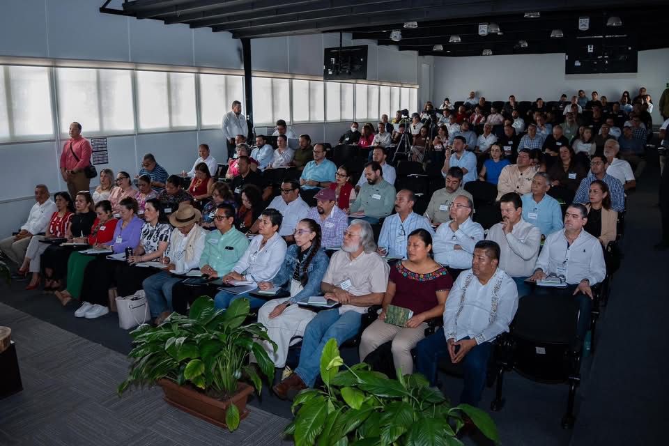 Ceccc_chis's tweet photo. El Director General del CECCC, Pepe Llaven, acudió al Seminario-Taller “Formación Política del Sentido Ético en la Nueva ERA”, un espacio de diálogo y reflexión para fortalecer el compromiso ético de las y los servidores públicos con el servicio al pueblo. https://t.co/U30M2QYALR