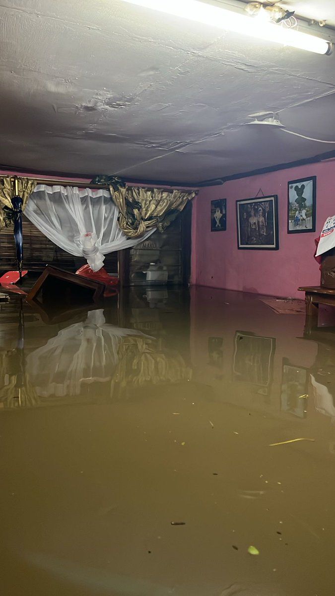 faisal_billy's tweet photo. Tolong pak @pramonoanung @DKIJakarta @pk3ddinkesdki tanggung yg jebol di deket sma tarakanita pula raya di permanenin jngn hanya di tambel mke karung , efekny skrng ujan lebaran jebol lg dan ini banjir paling parah slama tahun 2026 https://t.co/EzlvD3Kku1