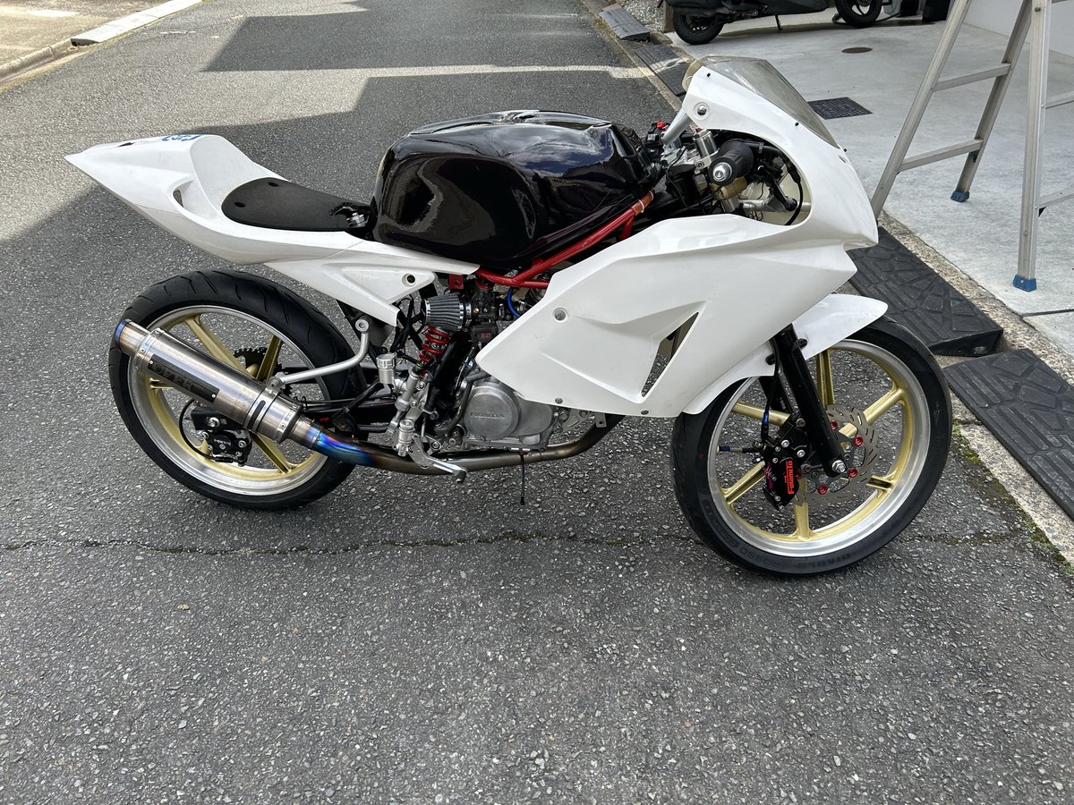 ギリギリハンドルがきれる。
12インチにしてアンダーも付けたい気もするし

#エイプ #NSF100 #NSR50
