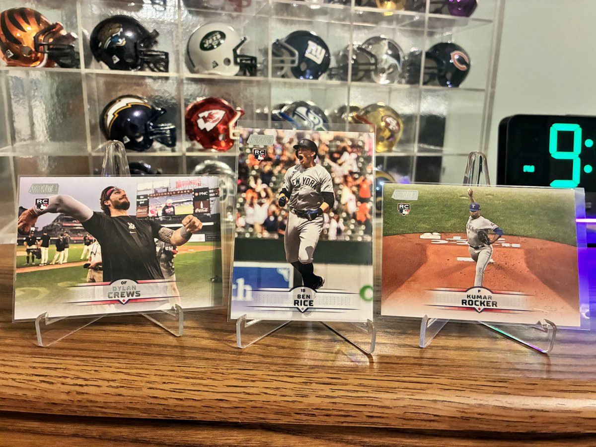 #Giveaway 3! More Stadium Club fun. Winner picked Friday the 13th. 

Like and retweet is needed. Reminder - I am doing a consignment to help a friend out. Mostly football cards but I would love if you check my eBay in Bio.

More to be added during the week!