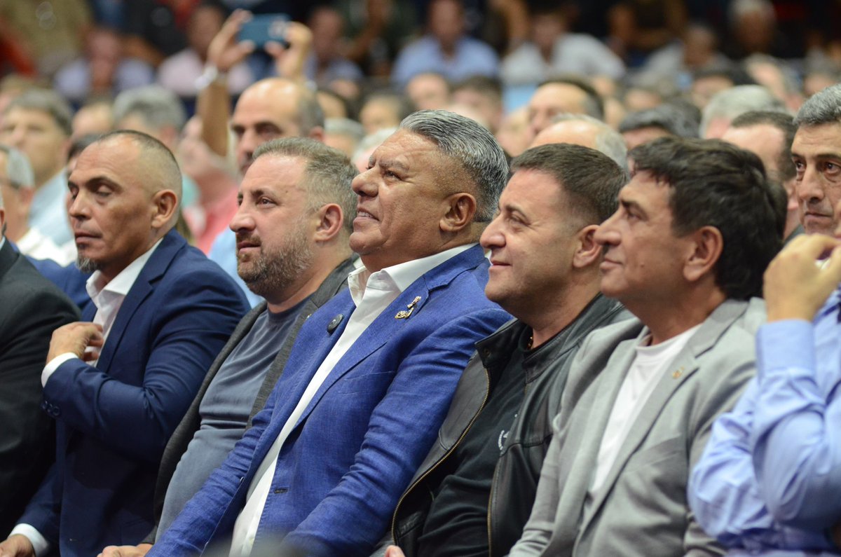 famalovato's tweet photo. El fútbol argentino ha demostrado en múltiples ocasiones un fuerte y masivo apoyo a la gestión de Claudio "Chiqui" Tapia (presidente de la AFA) y Pablo Toviggino (tesorero y figura clave del Consejo Federal), especialmente en eventos recientes que reunieron a dirigentes de todo el país. Uno de los momentos más destacados ocurrió en el tercer encuentro de dirigentes del interior, organizado por el Consejo Federal de la AFA en Córdoba (en el estadio de Instituto). Más de 2000 a 3000 dirigentes de ligas, federaciones y clubes de todo el país participaron, expresando un respaldo explícito a la conducción de Tapia y Toviggino. El evento combinó debates deportivos, anuncios de cambios estructurales (como nuevos torneos nacionales y mayor federalización) y un claro mensaje político de unidad detrás de la actual gestión.Pablo Toviggino se mostró emocionado al declarar: "El fútbol argentino apoya a Claudio Tapia", destacando que ese respaldo es el fruto del trabajo conjunto por federalizar el fútbol y defender el modelo de asociaciones civiles sin fines de lucro. Claudio Tapia, por su parte, enfatizó los logros en inclusión de clubes del interior y anunció reformas históricas en los torneos, todo bajo un clima de apoyo unánime de los presentes.Este respaldo se ha visto en otros contextos, como reuniones del Comité Ejecutivo y del Consejo Federal, donde dirigentes de Primera División, ascenso e interior cerraron filas.
El Fútbol Argentino esta mas unido que nunca .