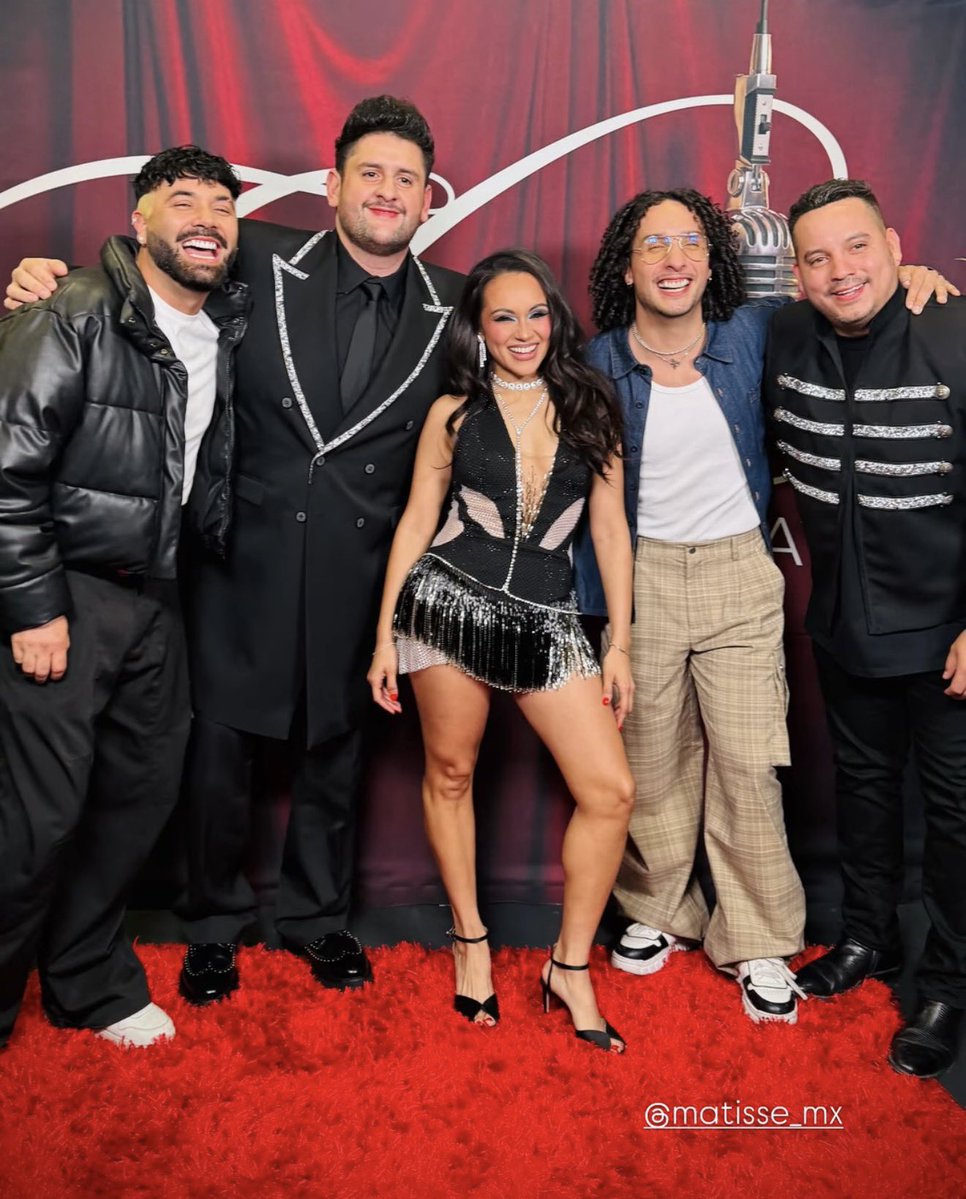 Yo no puedo con la perfección de esta foto, mi grupo favorito, con mis personas favoritas  del universo. Y pensar que ayer fue mágico todo, me voy a llorar otra vez por qué ayer si lloré mucho. Y sigo sin creer que los abrace y hasta los espanté, perdón por el sustito.