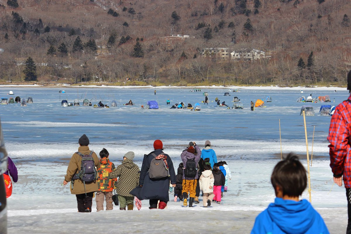 jpkikuchi1's tweet photo. 先日は森のようちえんのウィンタースクールで赤城山大沼へ。氷の上を縦断。圧倒的な風景に感動。
ワカサギ釣りしている風景やテントたちも興味深くおもしろかった。

いつもと違う環境で子どもたちもたくさん刺激を受けたはず。

#森のようちえん #宮代町 #雪 #ウィンタースクール #赤城大沼 https://t.co/vmTdYv7dzF