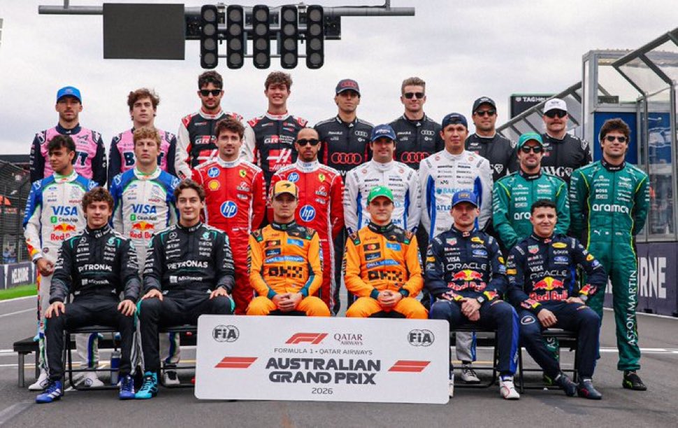 Los 22 de la clase del 26. Hace 25 años Fernando Alonso se tomaba esa misma foto en Albert Park. Hoy solo un debutante, dos pilotos veteranos que regresan a la parrilla para el estreno de un nuevo equipo por primera vez en los últimos 10 años. #f1