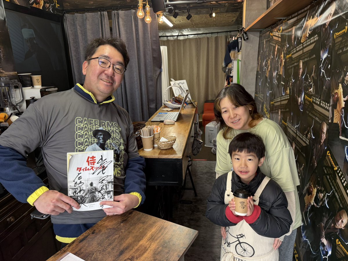 913yasu's tweet photo. 『cafe BMS』3月6日開店！
#侍タイムスリッパー で音声をされていた江原三郎さんが始めたコーヒー店。
店内は #侍タイ ⚔️だらけ😆‼️
そのうち一日店長で…😆かも？
御一家で出迎えて頂きました！
裏話も沢山聞けました😆‼️
是非！
開店日はインスタチェック✅
https://t.co/n93YyifIjS https://t.co/L29whzTWNe
