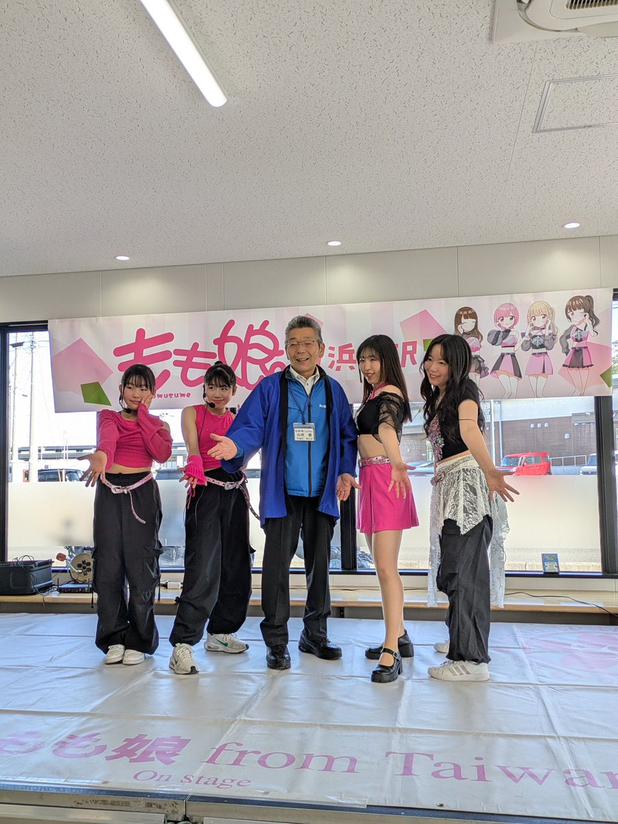 momomusume_jp's tweet photo. 🐟浜の駅松川浦イベント🐟

福島もも娘《マコ》 ×
トモダチプロジェクト《RIEL・YUA・SOA》

スペシャルコラボステージ🍑✨

♪ 鈴なりレボリューション
♪ Armageddon（K-POPカバー）
♪ なじょすっぺ

3曲もコラボでお届けしました🎧🔥

#福島もも娘 #トモダチプロジェクト #コラボステージ #浜の駅 https://t.co/1ksjuXJ2gw