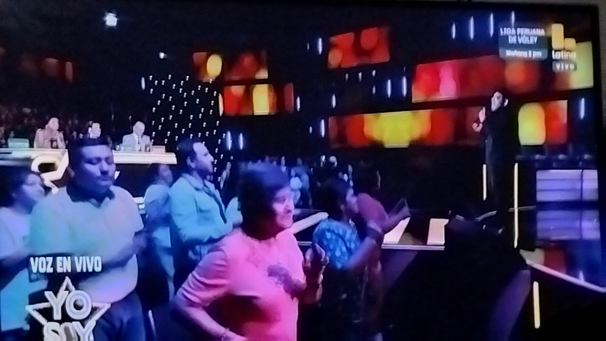 WTF como que #YoSoy está EN VIVO?! 

(No hablo de "Voz en Vivo", sino debajo del logo de Latina)