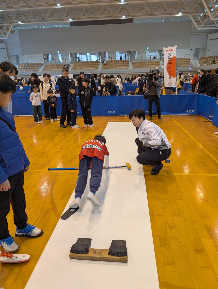 おかやまスポーツフェスティバル開催中。カーリング体験ブースにも多数お越しいただきありがとうございます。
この後15時半まで。
是非お越し下さい。
尚運営の都合上お待たせするかもしれませんがよろしくお願いいたします。