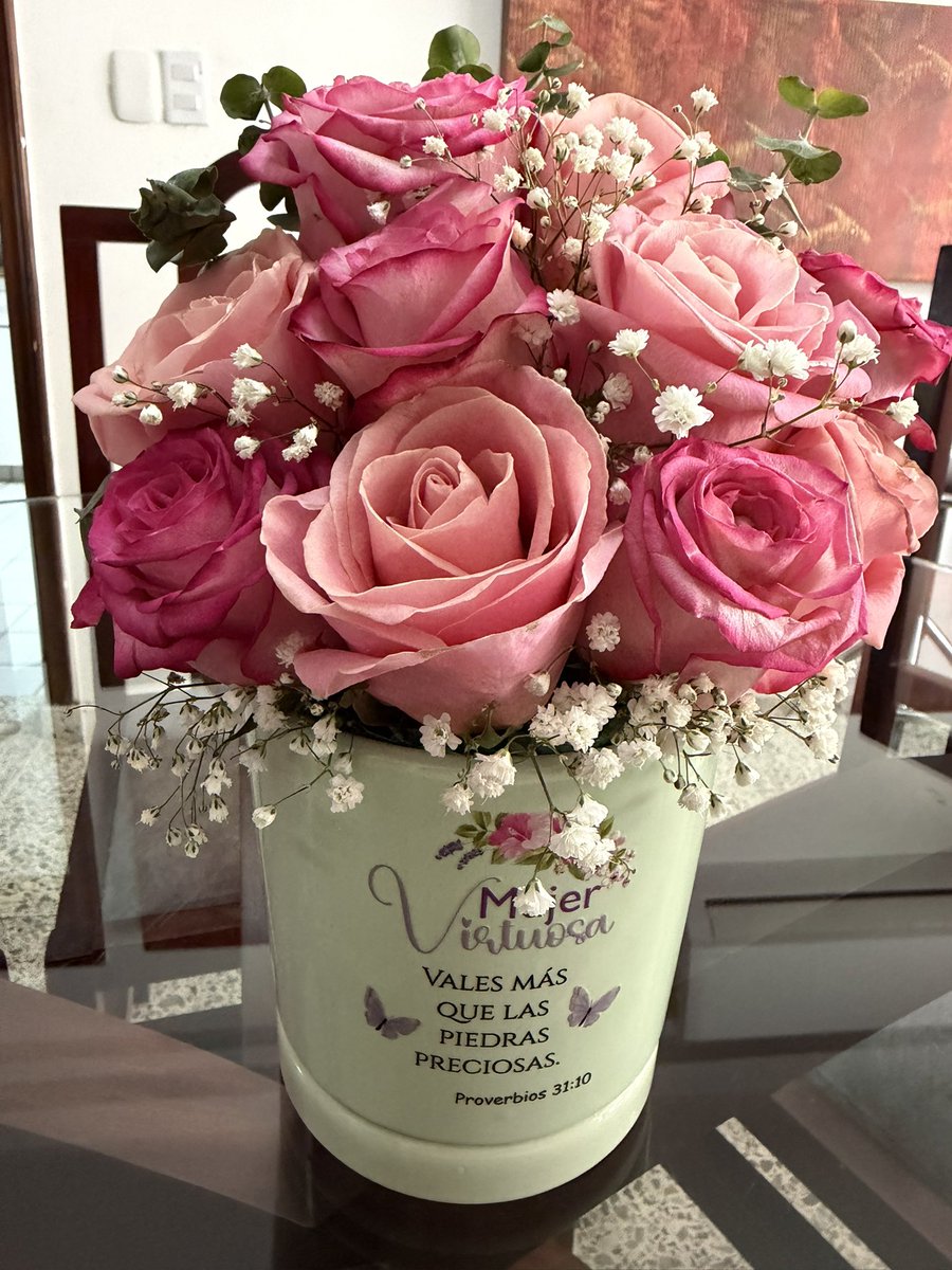 PattGil's tweet photo. Dios me mandó dos niñas porque al mundo le hace falta más mujeres como yo. Seguiremos conquistando la vida en tacones y pinta labio. #liderazgofemenino https://t.co/Gxnc4JDsA4