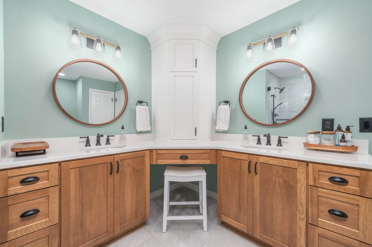 Goodbye 1980s bathroom 👋👋👋
Hello WOW bathroom 😍😍😍
The old beige shower and tub modules are gone! In their place: a completely reconfigured luxury bath with a corner double vanity, custom tiled multi-function shower, freestanding tub, and a toilet with bidet seat.
A